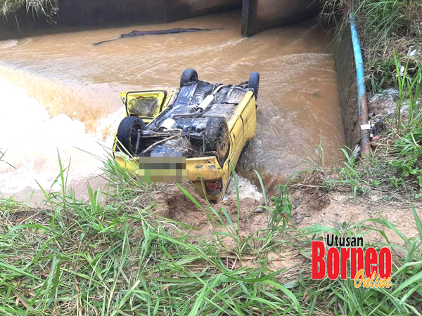  Keadaan kereta mangsa selepas terjunam ke dalam sungai di Kampung Lumat Beaufort.