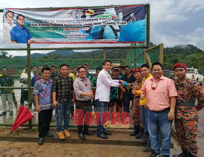  Dennis bejadi gelanggang futsal di Long Latei. 