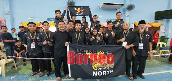  (Baris depan, tiga kiri) Fadzil dan Presiden Rumpun Silat-Silat Sarawak (RSS) Miri, Ismawi Kedri bersama atlet-atlet silat Zon Utara selepas majlis penyampaian pingat petang semalam.