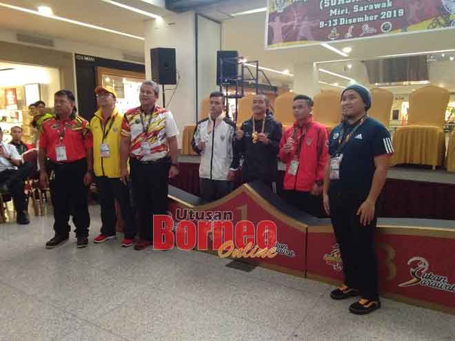  (Dua kiri) Louis, Ahmad, Arrolflynn (kanan) bersama selepas majlis penyampaian pingat kepada pemenang kategori 52kg.