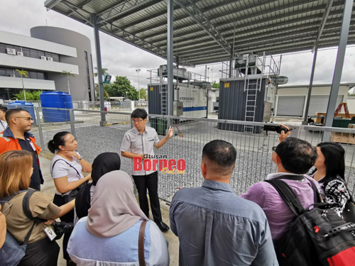 Wakil media yang menyertai lawatan berpeluang mendengar taklimat berhubung kemudahan stesen isian semula dan loji pengeluaran hidrogen bersepadu oleh kakitangan SEB. - Gambar oleh Roystein Emmor