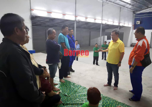 Dr Sim meluangkan masa melawat mangsa di PPS Stapok.