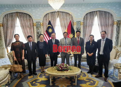 Abang Johari merakam kenangan Zong (empat kiri), Yang (tiga kiri) dan ahli delegasi dari kerajaan Wilayah Yunnan, China yang lain.