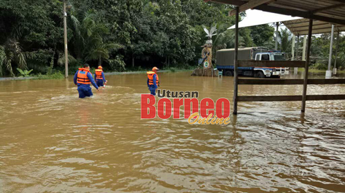 Anggota APM membuat pemantauan di Serian.