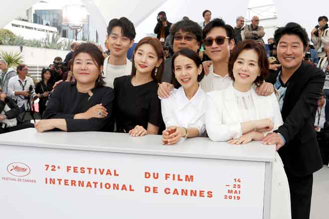  Gambar fail menunjukkan Bong Joon-ho bersama barisan pelakon filem ‘Parasite’ (Gisaengchung) di Festival Filem Antarabangsa Cannes pada awal tahun ini .  — Gambar Reuters