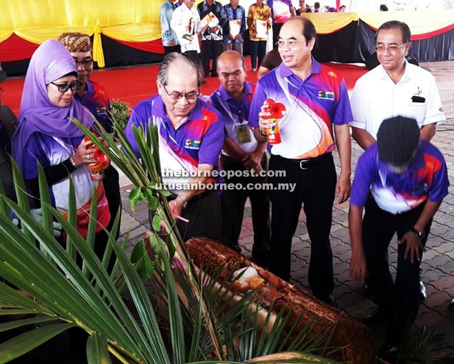 Gambar fail menunjukkan Timbalan Ketua Menteri Datuk Amar Douglas Uggah dan Fatimah pada Karnival Balau 2015.