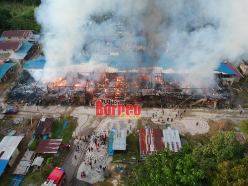 Pemandangan dari atas kebakaran yang meranapkan rumah panjang tersebut.