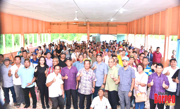  Karim (tengah) bersama pimpinan WARISAN dan PKR bergambar ketika menghadiri Program Rakyat Bersama Pemimpin di Kampung Sumbiling, Bongawan.
