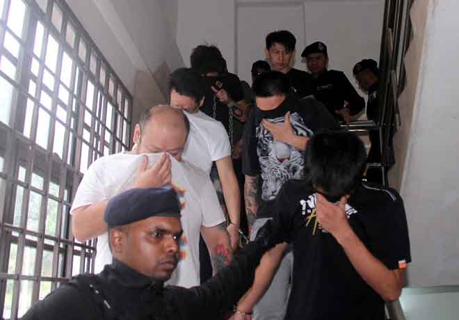  Antara sembilan individu didakwa di Mahkamah Sesyen Johor Bahru, semalam, atas tuduhan mengganggotai kumpulan jenayah terancang ‘Geng Jackie’ untuk kegiatan pelacuran sejak kira-kira tiga tahun lalu. — Gambar Bernama