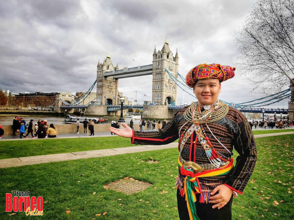  Renno mengenakan pakaian suku kaum Rungus di Kota London.