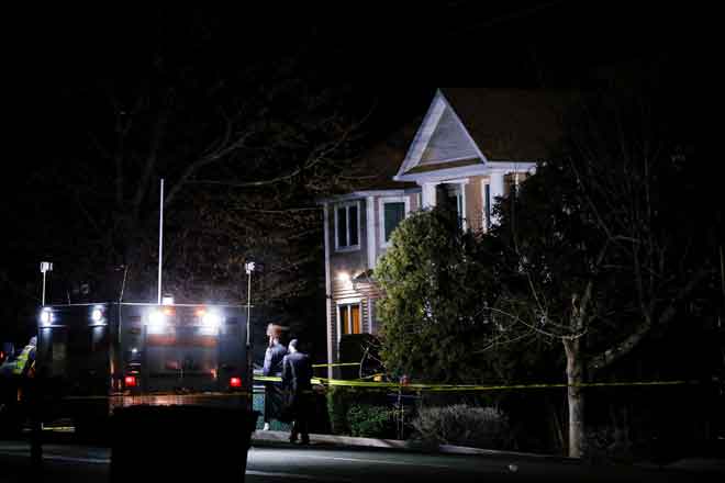  Orang Yahudi berjalan di depan rumah seorang rabai Hasidik di mana lima orang telah ditikam di Monsey, New York, AS semalam. — Gambar Reuters