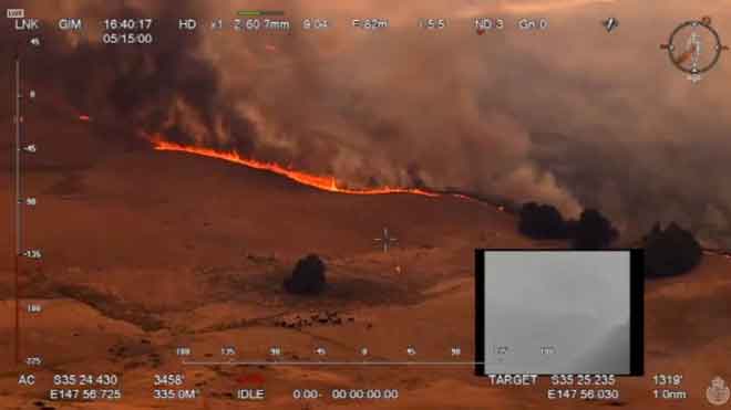  Pandangan dari udara jelas kelihatan kebakaran belukar di Ellerslie, New South Wales, Australia semalam dalam gambar pegun diperoleh daripada video media sosial. — Gambar Reuters