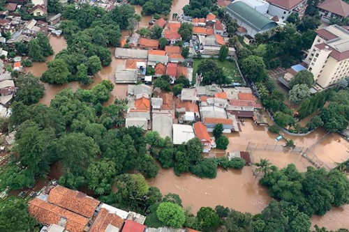 Keadaan banjir yang melanda rumah dan bangunan di Jakarta susulan hujan semalaman pada 1 Januari - Gambar AFP/BNPB