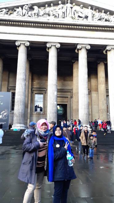  Sharatun merakamkan gambar kenangan di hadapan British Museum ketika berada di London.
