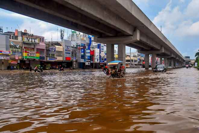  Kereta kuda dilihat mengharungi banjir selepas hujan lebat di Jakarta, Indonesia kelmarin. — Gambar Dasril Roszandi/AFP