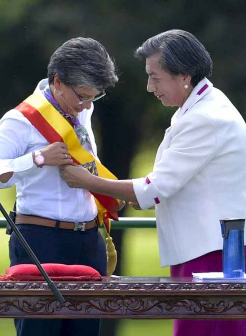  Lopez (kiri) menerima selempang datuk bandar semasa upacara pelantikannya di Bogota, Colombia kelmarin. — Gambar Raul Arboleda/AFP