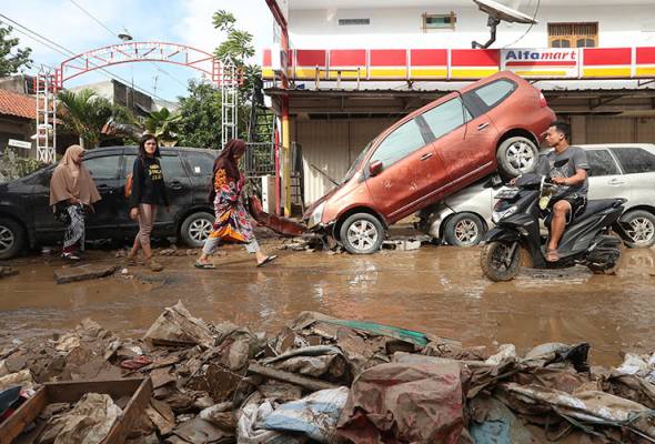 Keadaan banjir di Jakarta yang telah meragut 30 nyawa setakat Jumaat. - Gambar Bernama