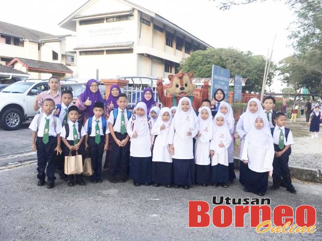  Hajah Dayang Damit (empat kiri) bersama Tengku Yasmin (tiga kiri) dan Farida (dua kiri) menyambut ketibaan murid di pekarangan sekolah bersama ChipMuck Marrybrown pada hari pertama persekolahan 2020, Khamis lalu.