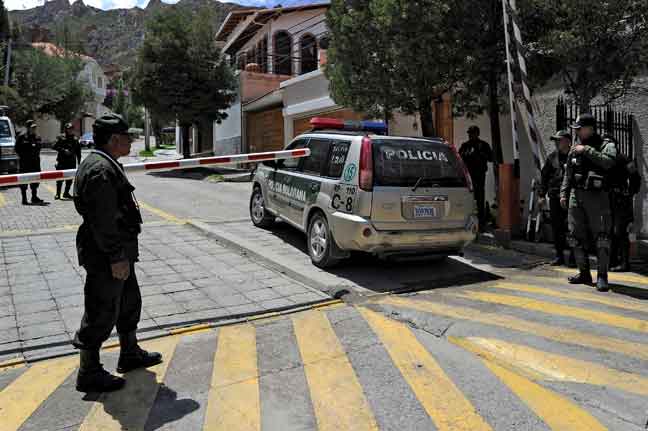  Gambar fail 30 Disember 2019 menunjukkan anggota polis berkawal di luar kawasan komuniti mewah La Rinconada, di mana terletaknya kedutaan Mexico, di La Paz, Bolivia. — Gambar Jorge Bernal/AFP  