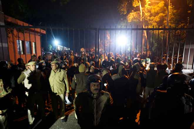  Anggota polis tiba di luar pekarangan Universiti Jawaharlal Nehru di New Delhi, kelmarin susulan pertelingkahan antara kumpulan mahasiswanya. — Gambar AFP