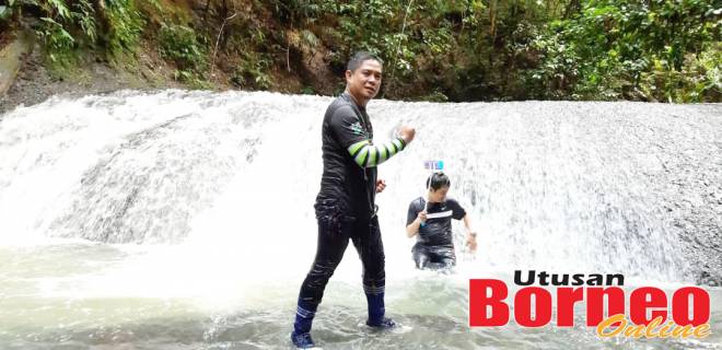  Majid rasa puas dan segar selepas mandi air terjun.