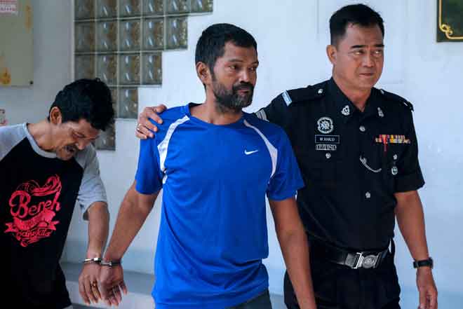  Mohd Shamsul (tengah) dan Sarudin dihadapkan ke Mahkamah Majistret atas pertuduhan melakukan cubaan bunuh terhadap seorang anggota polis bulan lepas. — Gambar Bernama