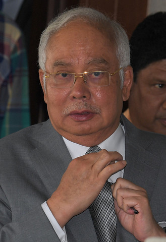 Najib Tun Razak kelihatan keluar dari bilik Mahkamah Tinggi Jenayah 3 selepas memberi keterangan bagi prosiding membela diri terhadap pertuduhan berhubung dana SRC International Sdn Bhd hari ini. - Gambar Bernama 