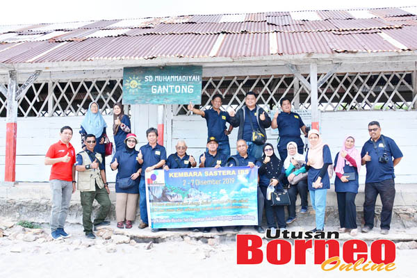  Rombongan Kembara Sastera IPS bergambar di luar SD Muhammadiyah Gantong.