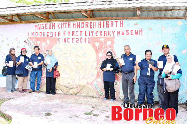  Rombongan penulis dari Sabah bergambar bersama buku Laskar Pelangi di Museum Kata.