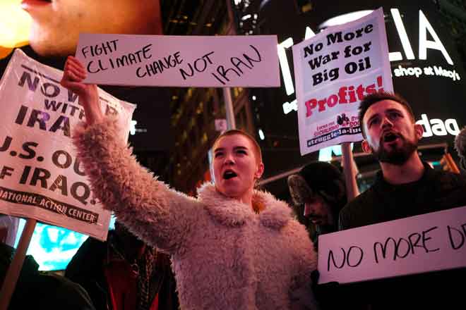  Orang ramai berhimpun di Times Square di New York, AS untuk membantah konflik ketenteraan dengan Iran ekoran pembunuhan Soleimani dalam serangan dron AS                   di Baghdad, Iraq baru-baru ini. — Gambar Spencer Platt/Getty Images/AFP