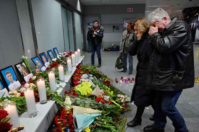  Ahli keluarga meratap semasa memberi penghormatan terakhir kepada mangsa pesawat Ukraine yang terhempas di Tehran, Iran di lapangan terbang Boryspil di pinggir Kiev, Ukraine kelmarin. — Gambar Sergei Supinsky/AFP