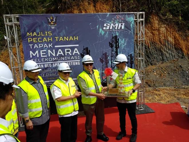  Abang Johari menyempurnakan Majlis Pecah Tanah Menara Telekomunikasi di Luban Ulu Spaoh, Betong pada Mac 2019. 