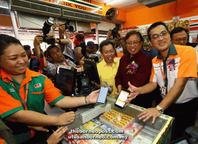  Abang Johari melancarkan aplikasi Sarawak Pay di KK Mart di Kota Sentosa pada Mei 2019. 