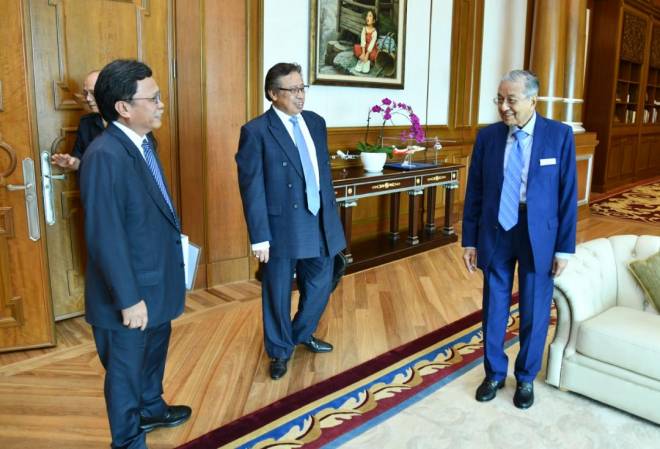  Abang Johari (tengah) dan Shafie (kiri) tiba di pejabat Perdana Menteri untuk mengadakan rundingan dengan Dr Mahathir pada 16 Disember 2019.