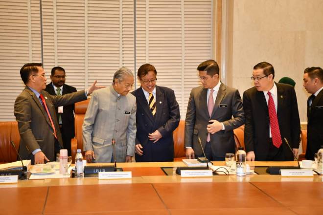  Abang Johari berbual dengan (dari kiri) ) Liew, Dr Mahathir, Azmin dan Lim.