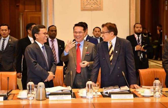  Abang Johari (kanan) bersama Shafie (kiri) dan Liew semasa mesyuarat Jawatankuasa Pemandu MA63 pada 18 November 2019.