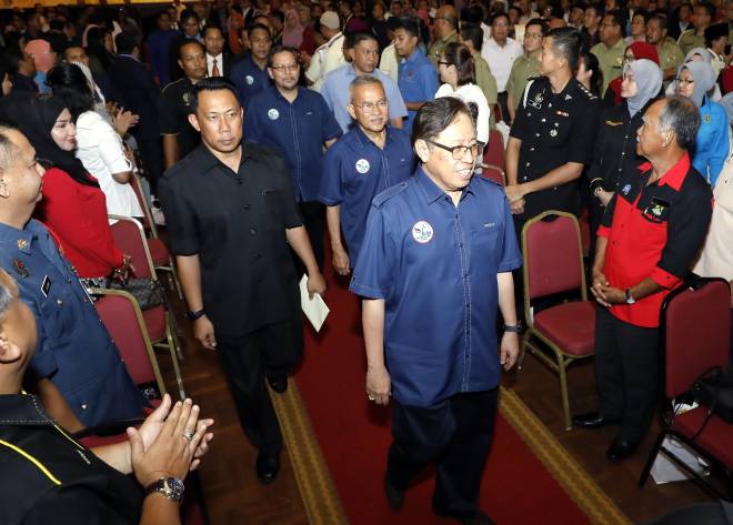  Abang Johari pada majlis penutupan program Pegawai Integriti Bertauliah (CeIO).