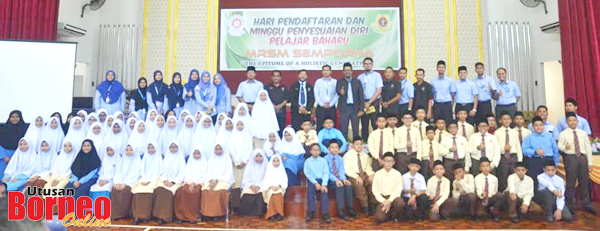  Pelajar baharu tingkat satu bersama pihak pengurusan MRSM Semporna.