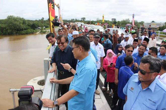  Abang Johari bersama tetamu melakukan tinjauan di atas Jambatan Tandang Sari, Sungai Rimbas Pusa.