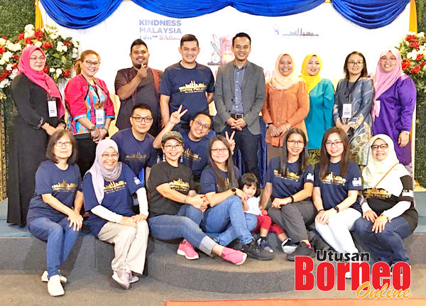  Ahli Majlis Tertinggi Kindness Malaysia Team Sabah dan Empire Project bergambar kumpulan bersama Dr. Eravan.