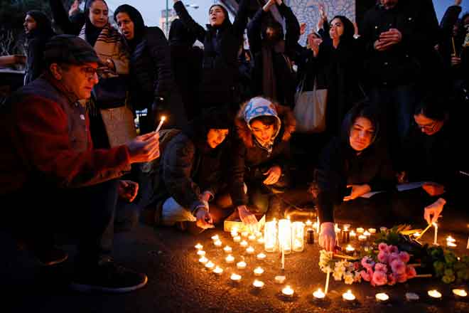  Penduduk tempatan menyalakan lilin bagi memperingati mangsa Boeing 737 Ukraine International Airlines pada perhimpunan di hadapan Universiti Amirkabir di Tehran, Iran kelmarin. — Gambar AFP