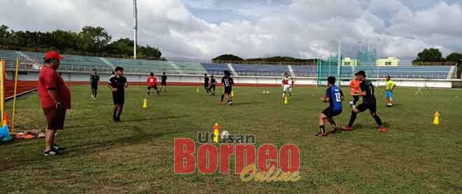  Pemain-pemain Skuad Piala Belia Sarawak United gigih menjalani latihan sambil dipantau oleh ketua jurulatihnya, David Usop di Miri semalam.