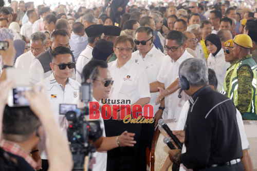 Abang Johari setibanya di Dataran Samarahan untuk menghadiri Program Sarawakku Sayang