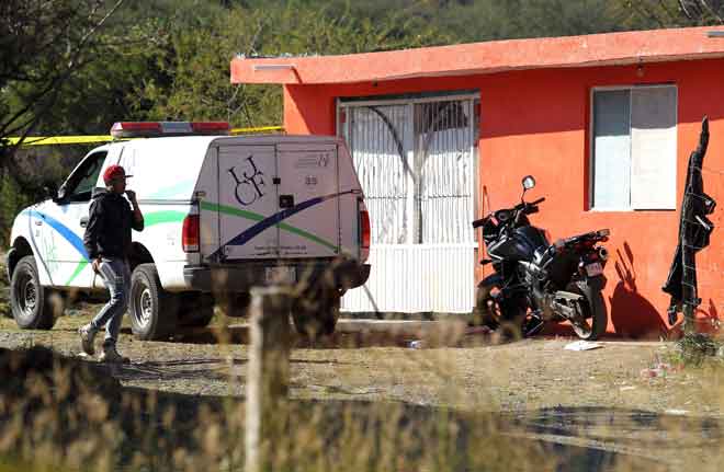  Kenderaan Institut Forensik Jalisco dilihat di kawasan di mana sebuah kubur                      beramai-ramai ditemui di kawasan kejiranan El Mirador di Tlajomulco de Zuniga, Negeri Jalisco, Mexico kelmarin. — Gambar AFP