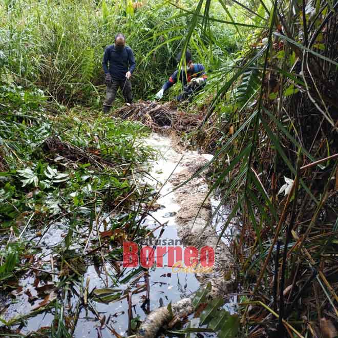  Pemesai SFC ngambi sampel ari tisik, kulit, tulang sereta ulat ngambika dipansik.