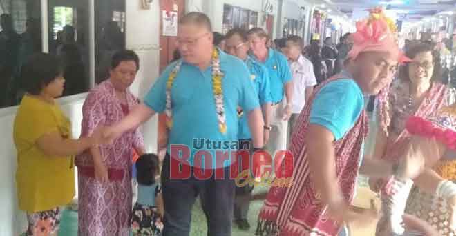  Tiong bersalaman dengan penduduk Rumah Nyundang Jalin pada Majlis Pemimpin Bersama Rakyat Ahad lalu.