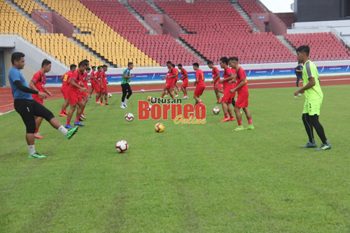 Pemain Kuching FA gigih menjalani latihan menjelang sepak mula Liga Premier pada 29 Februari 2020.