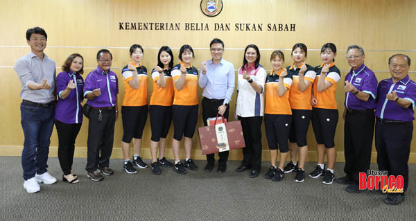  Phoong (tengah) bersama anggota pasukan tenis ringan Daegu Bank dan ahli SSTA yang telah membuat kunjungan hormat di pejabatnya baru-baru ini.