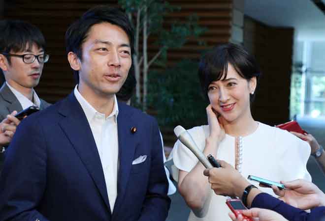  Gambar fail diambil pada 7 Ogos 2019 menunjukkan Shinjiro Koizumi (kiri) bercakap pada sidang media di pejabat perdana menteri di Tokyo, Jepun. — Gambar AFP