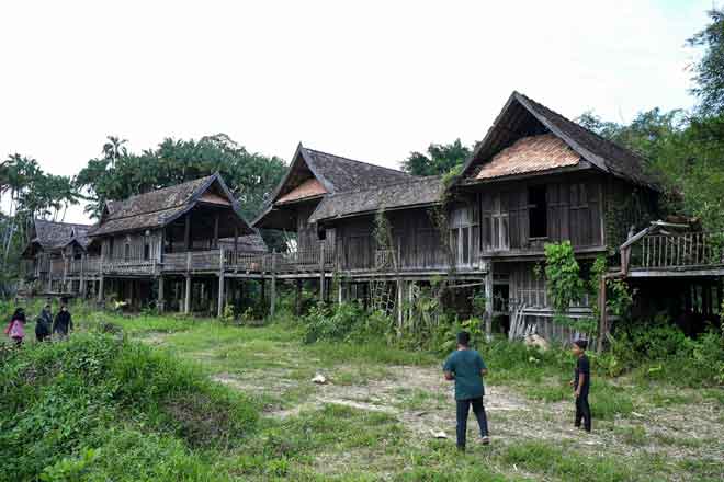  Beginilah keadaan Pura Tanjung Sabtu yang terletak di Kampung Tanjung Sabtu di Manir, Kuala Terengganu yang sesetengah bahagian lantainya diselaputi lumut dan barangan serta perabot di dalamnya dalam keadaan bersepah. — Gambar Bernama